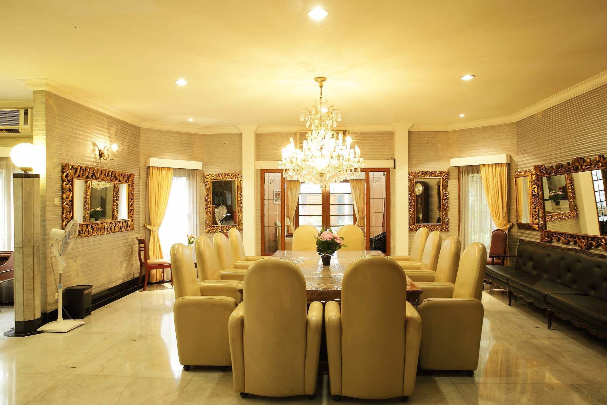 Arimbi Pejaten Suites Jakarta Exterior photo